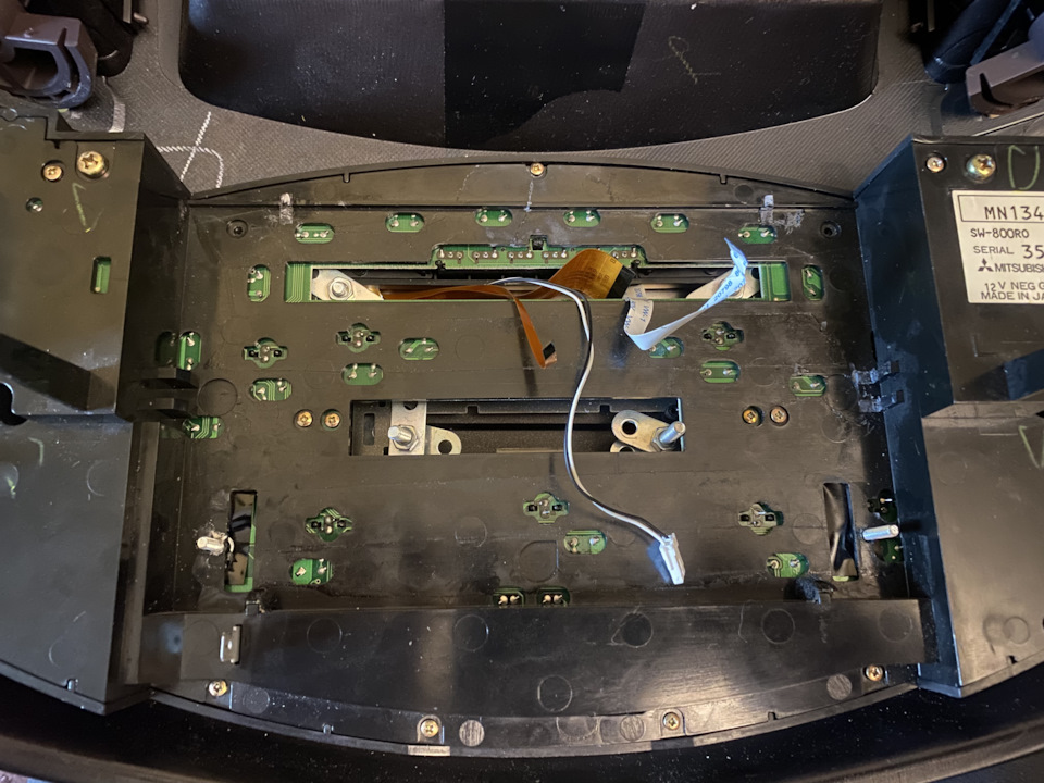Продел провода и собрал всё на место. — Mitsubishi Grandis. Запчасти на фото: MN134