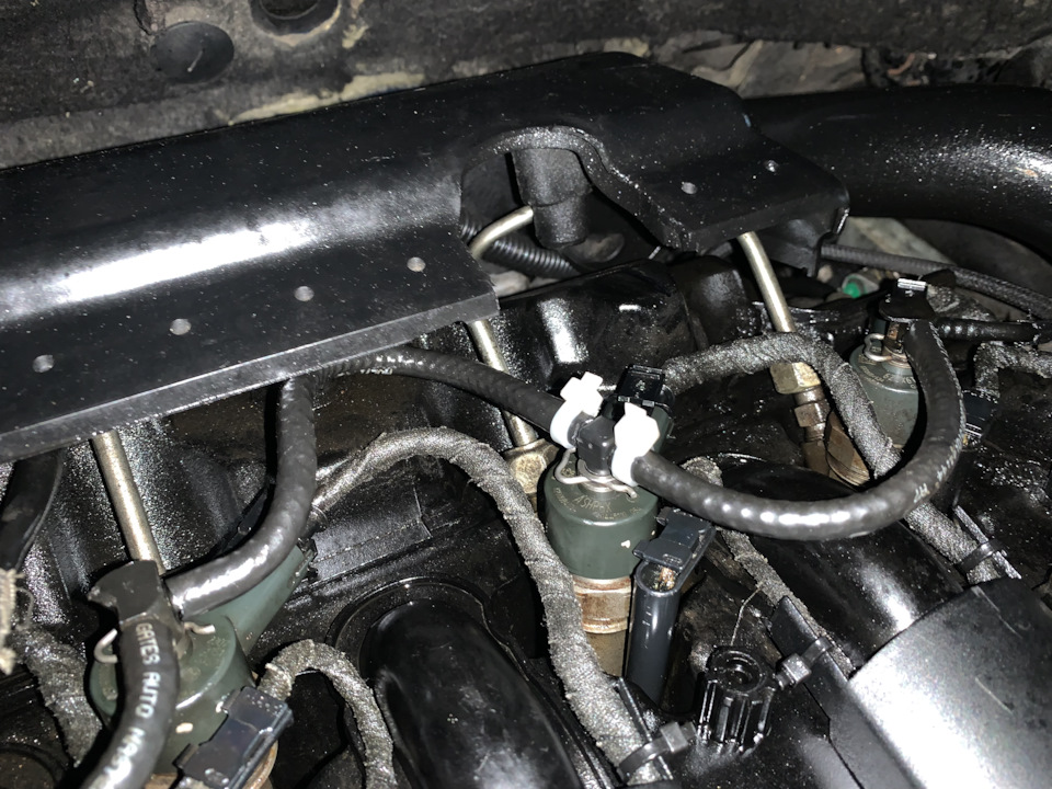 Течь топлива с обратки форсунки — Renault Laguna II, 2,2 л, 2002 года ...