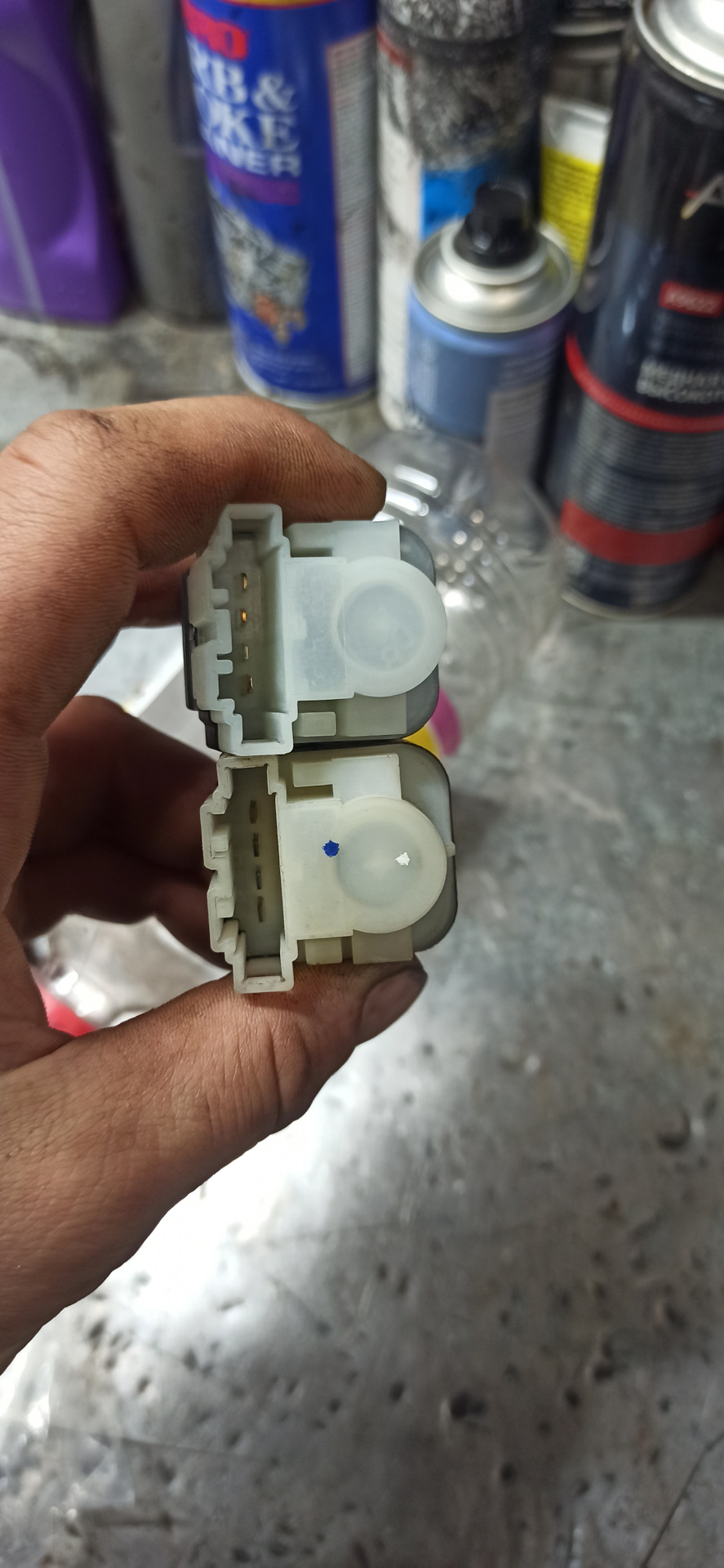 Замена концевика педали тормоза и ремонт замка двери — Audi A6 (C5), 3 ...