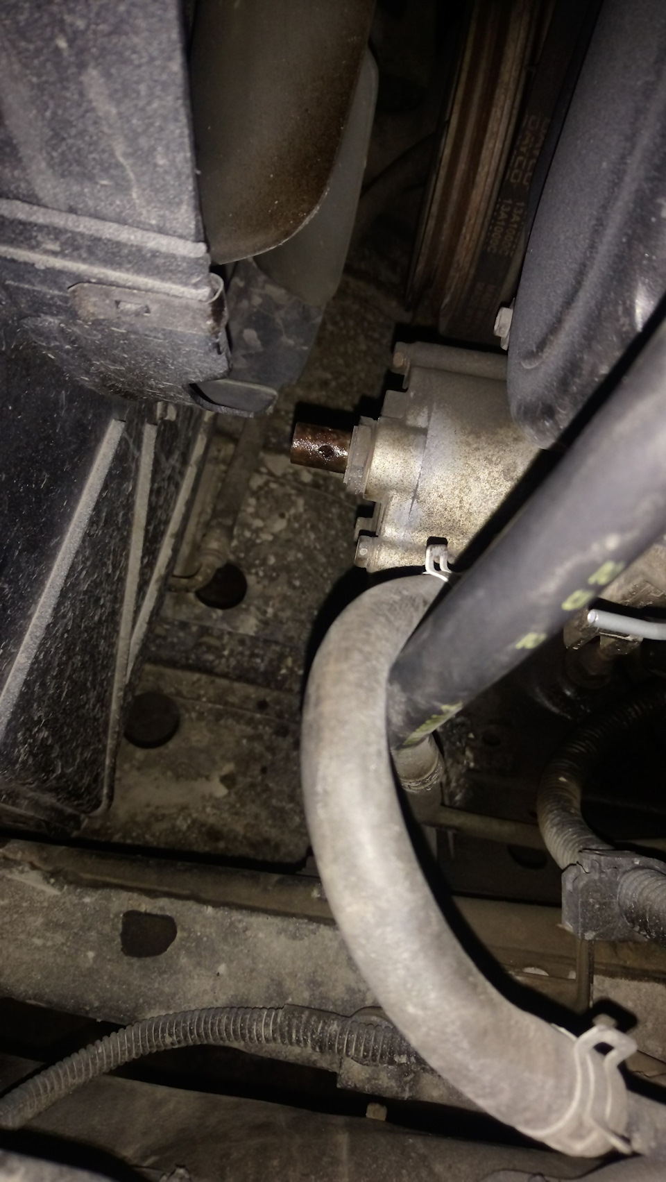 Открутил штуцер на вакуумном насосе — Toyota Land Cruiser Prado 90-series