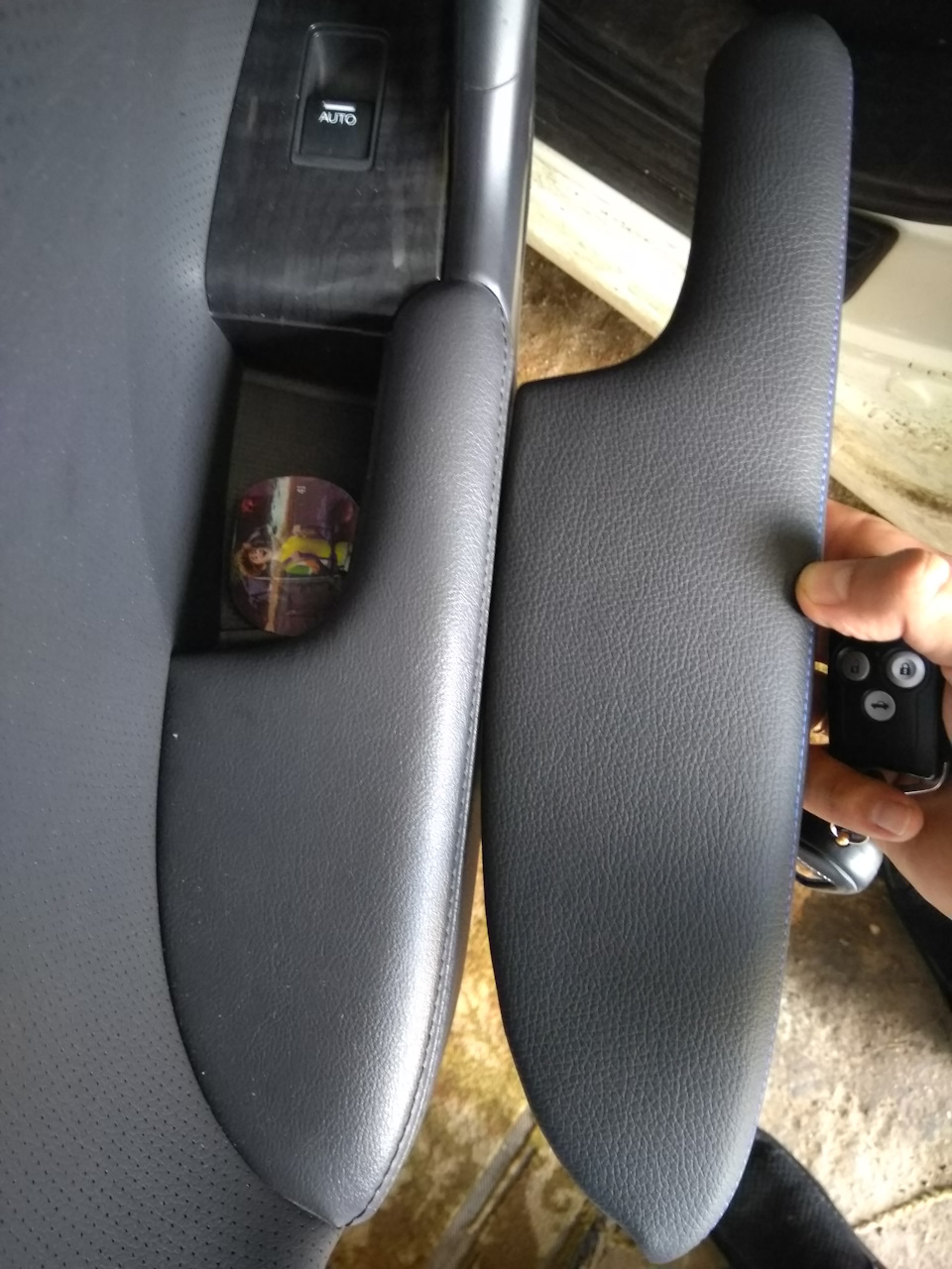 5. По сравнению с подлокотниками задних дверных карт — Honda Accord (8G)