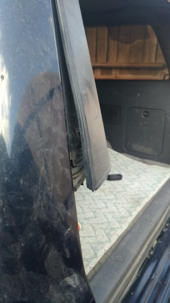 Обрамление стекла пятой двери. — Toyota Hilux Surf (2G), 3 л, 1995 года ...