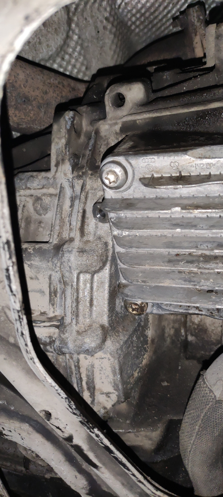 Дренажное отверстие в коробке — Audi A6 (C7), 2 л, 2013 года ...