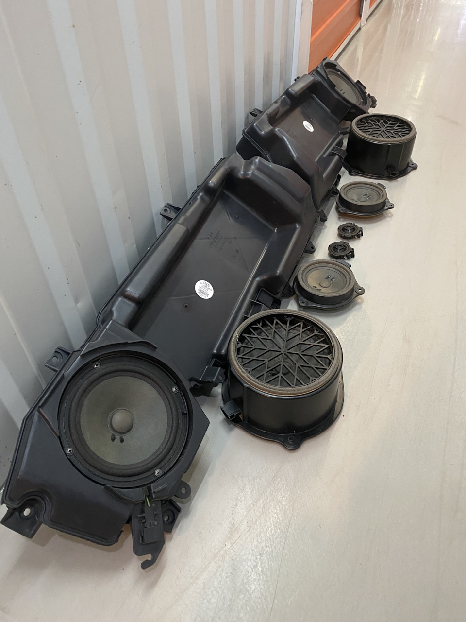 Штатные динамики деинсталлированы — Audi Allroad (C6)