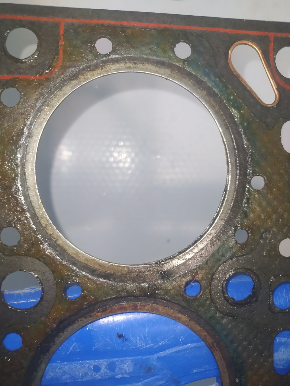 Эмульсия в масле — охлаждающая пробила прокладку ГБЦ и попала в цилиндр ...