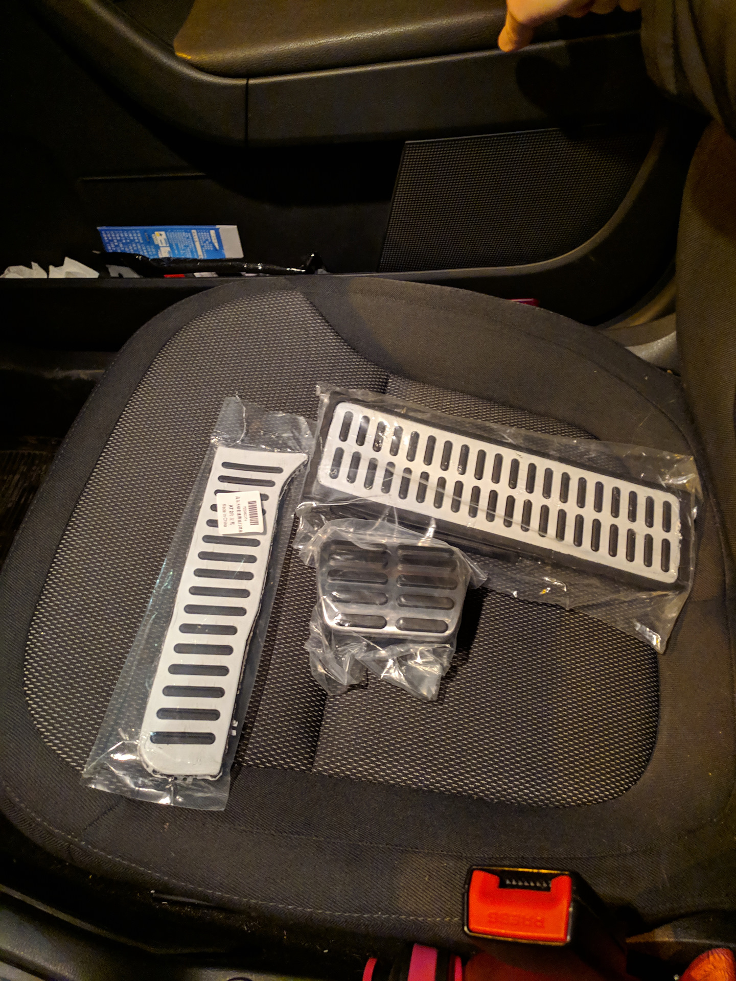 Накладки на педали и подставку под левую ногу — Skoda Yeti, 1,2 л, 2012 ...