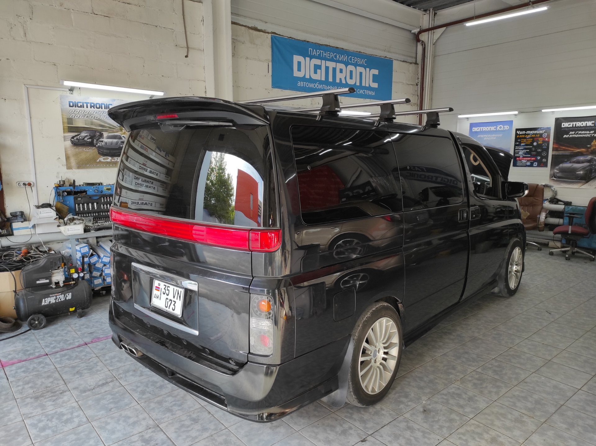 Nissan Elgrand 2