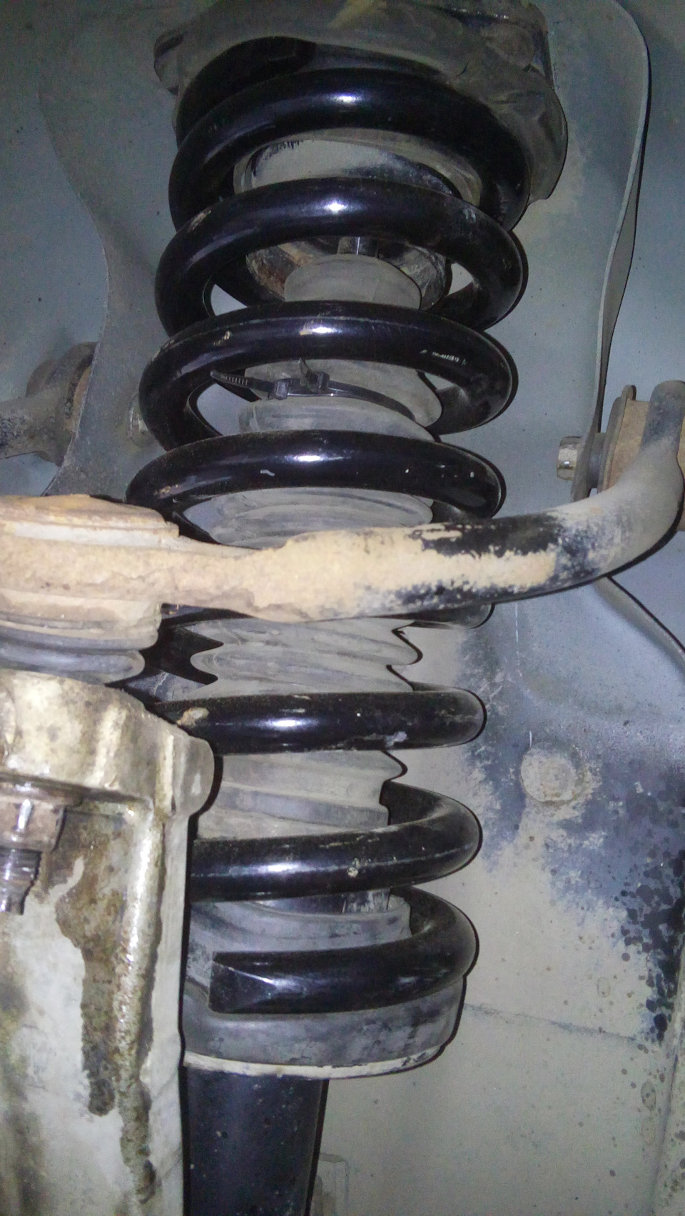 Фото по месту. На правую сторону верхний изолятор сначала поставил родной, что бы выровнить право-лево, он немного тоньше. — Jeep Grand Cherokee (WK)