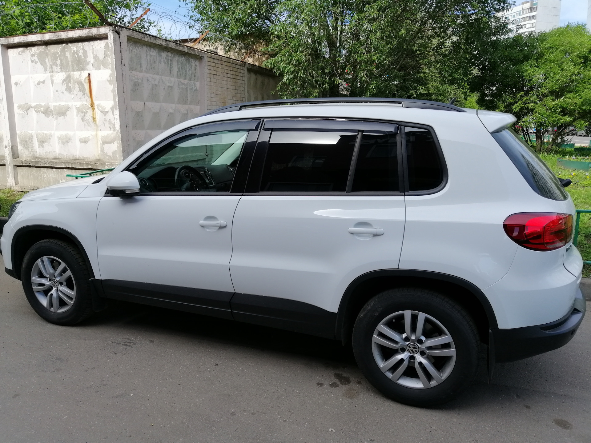 Дефлектор фольксваген тигуан. Дефлекторы на VW Tiguan 2. Дефлектор Фольксваген Тигуан 2013. Дефлекторы Тигуан 2012. Дефлекторы VW Tiguan II 2016.