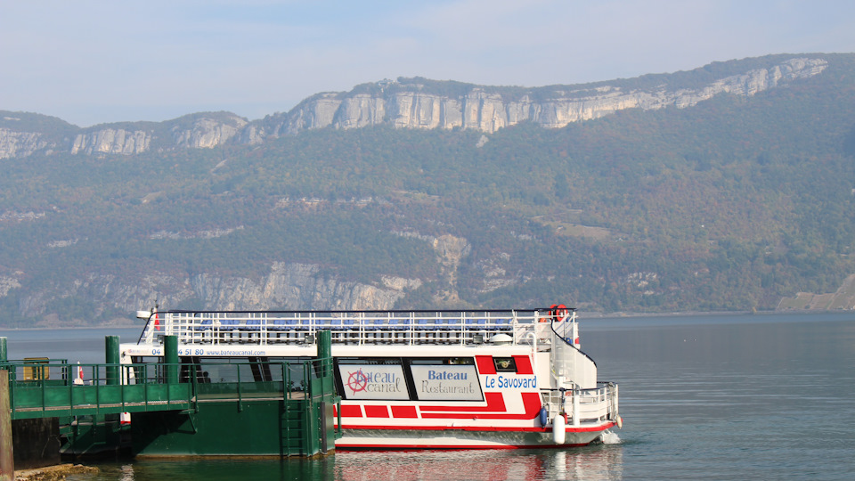 Это судно доставило толпу пенсионеров-паломников. На противоположном берегу виден ресторан Le Belvédère, от которого я и спустился вниз к озеру. — Audi A4 (B9)
