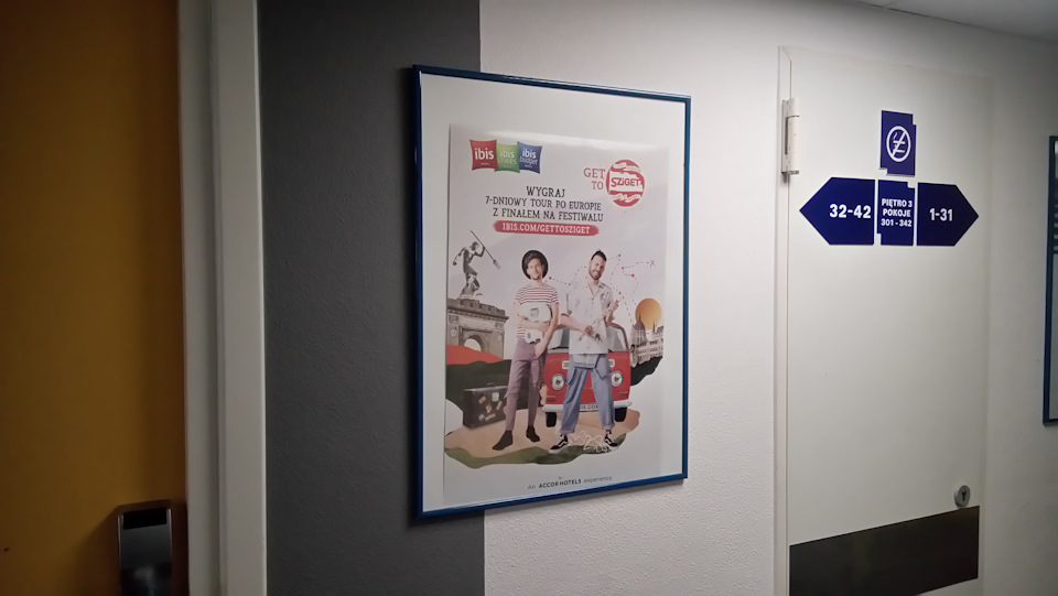 Ibis Budget Warszawa Centrum. Оформление. — Chrysler PT Cruiser