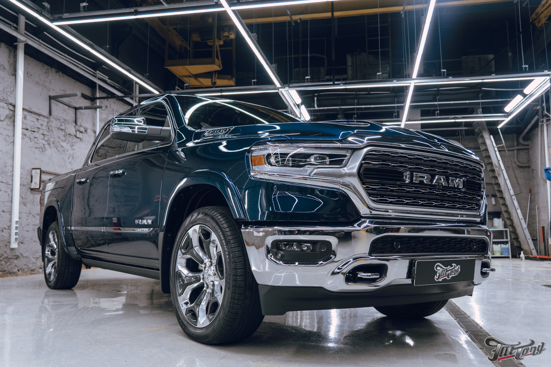 Оклейка RAM 1500 в синий винил металлик от KPMF и глянцевый полиуретан —  FatTony на DRIVE2