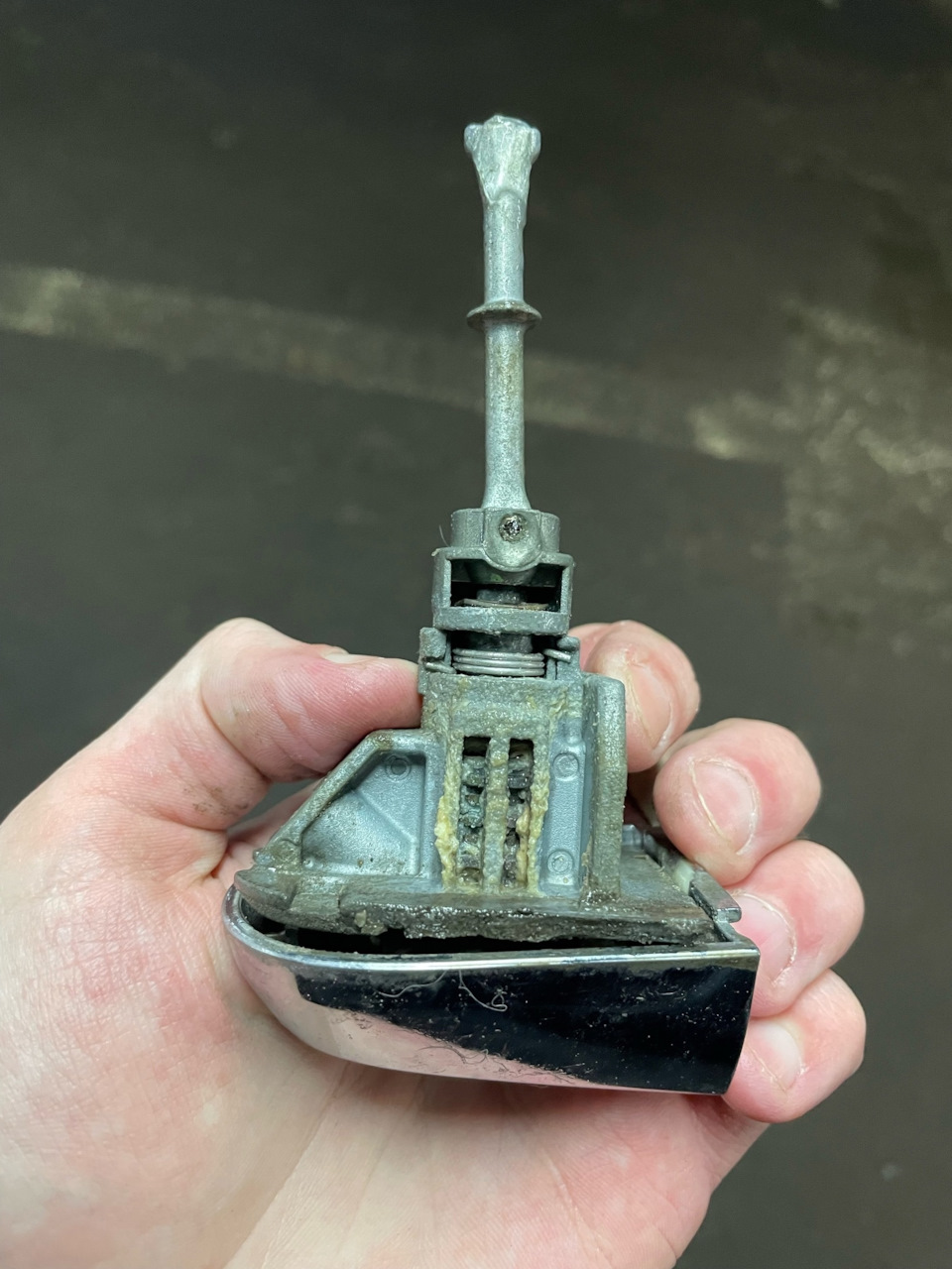 Суп соль. Посыпает специями. Солить еду. Соль в кулинарии. Поперчить суп.