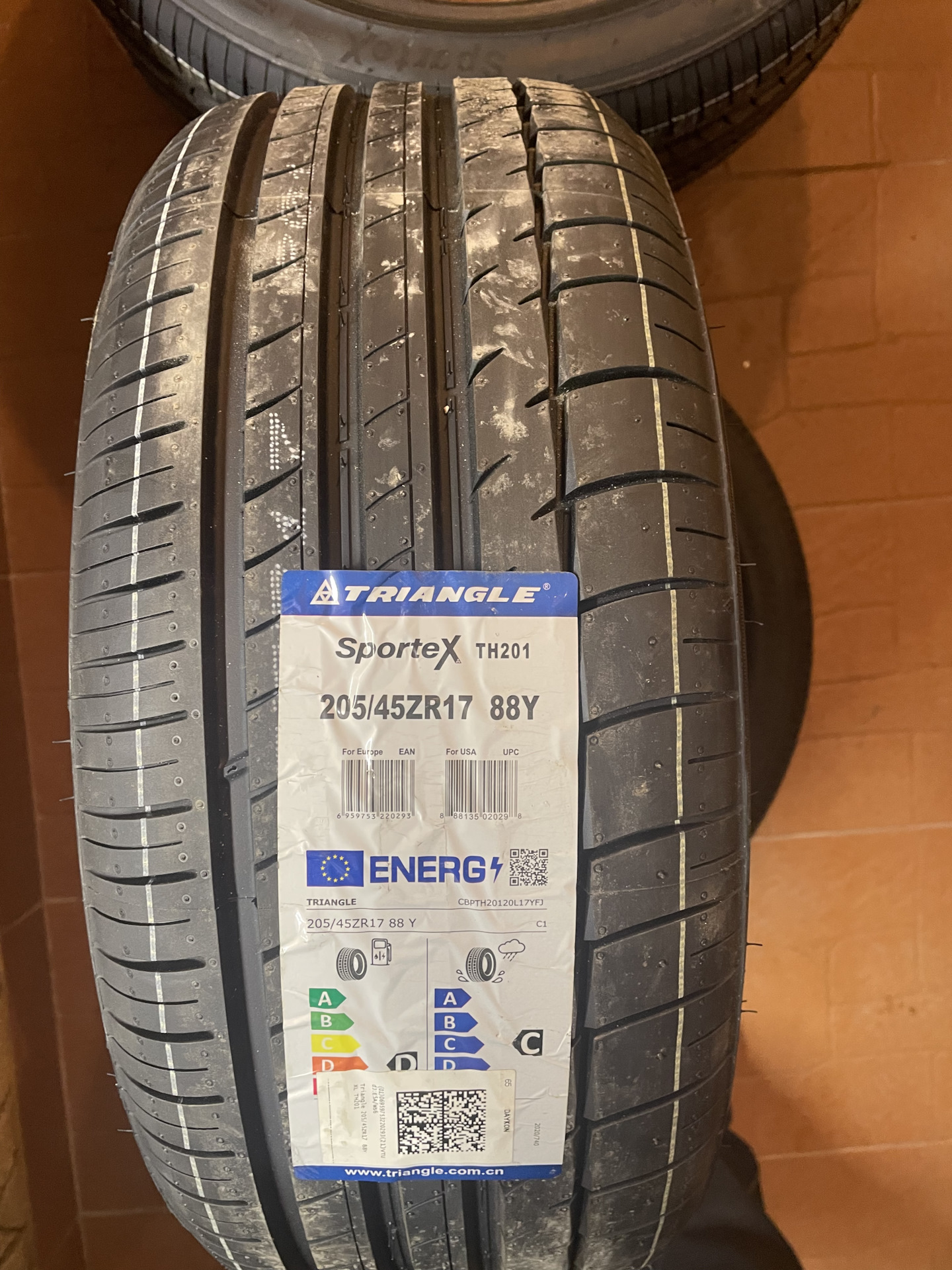 Шины триангл 17. Шина Triangle r17 205 45. 205/45 R17. Резина Триангл 17. Триангл the 202 205 45 17.