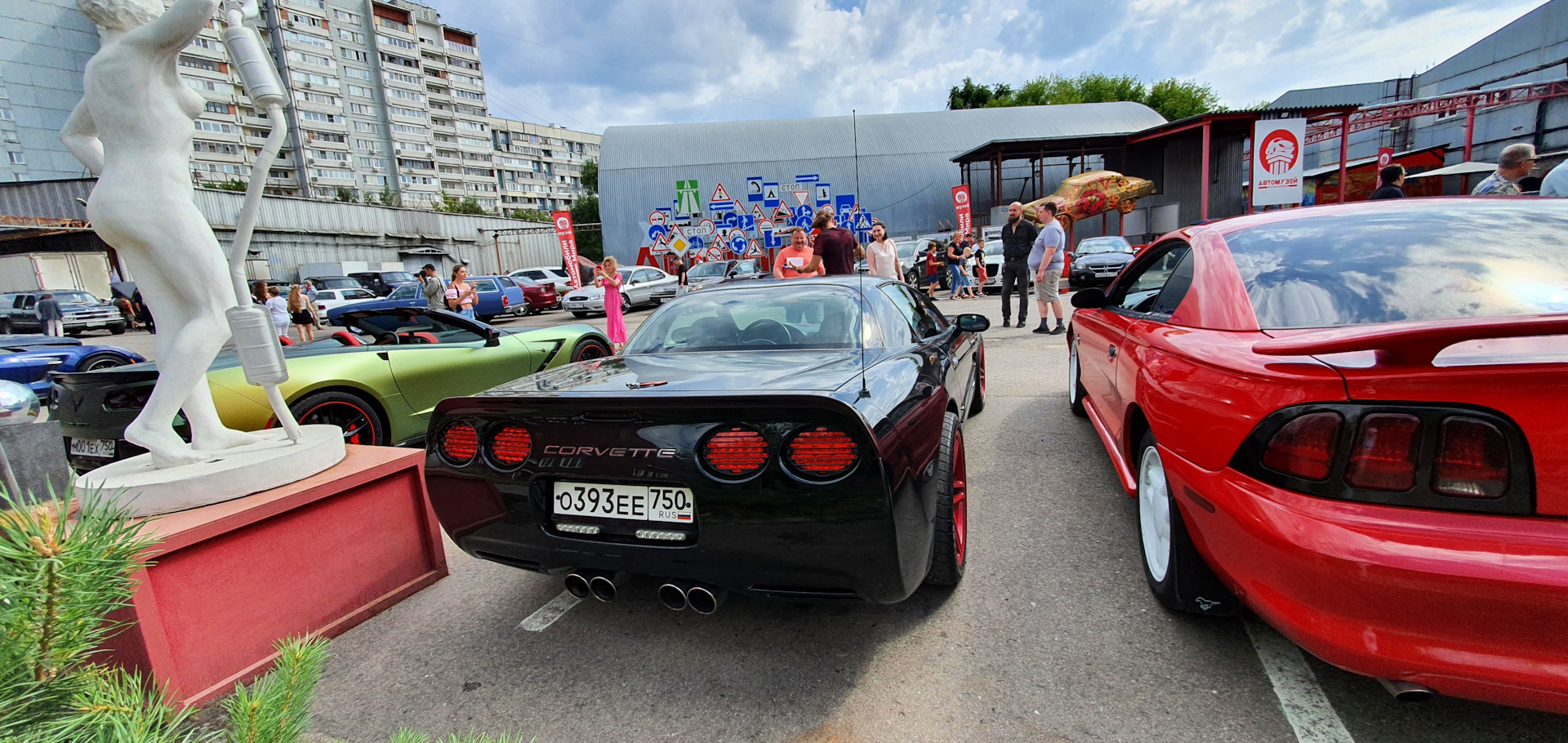 Машины под открытым небом. Выставка тюнингованных автомобилей под открытым небом. Кинотеатр под открытым небом на машине. Машина 002. Почти культовые авто.