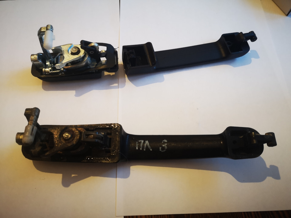 Ручки наружные фольксваген пассат в2. Ручка водительской двери пассат б3 артикул. Резинка ручки двери vw passat b4. Vw passat b4 ручка двери. Ручка водительской двери пассат б3.