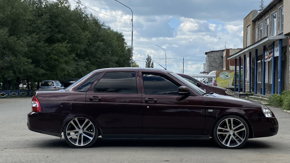 Lada Приора Седан портвейн на 17 рельсах