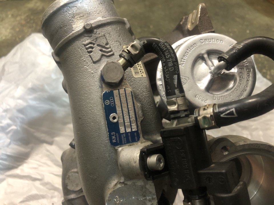 Как новая (хомут одел на трубку😁) — Volkswagen Golf GTI Mk6. Запчасти на фото: 06H145718D