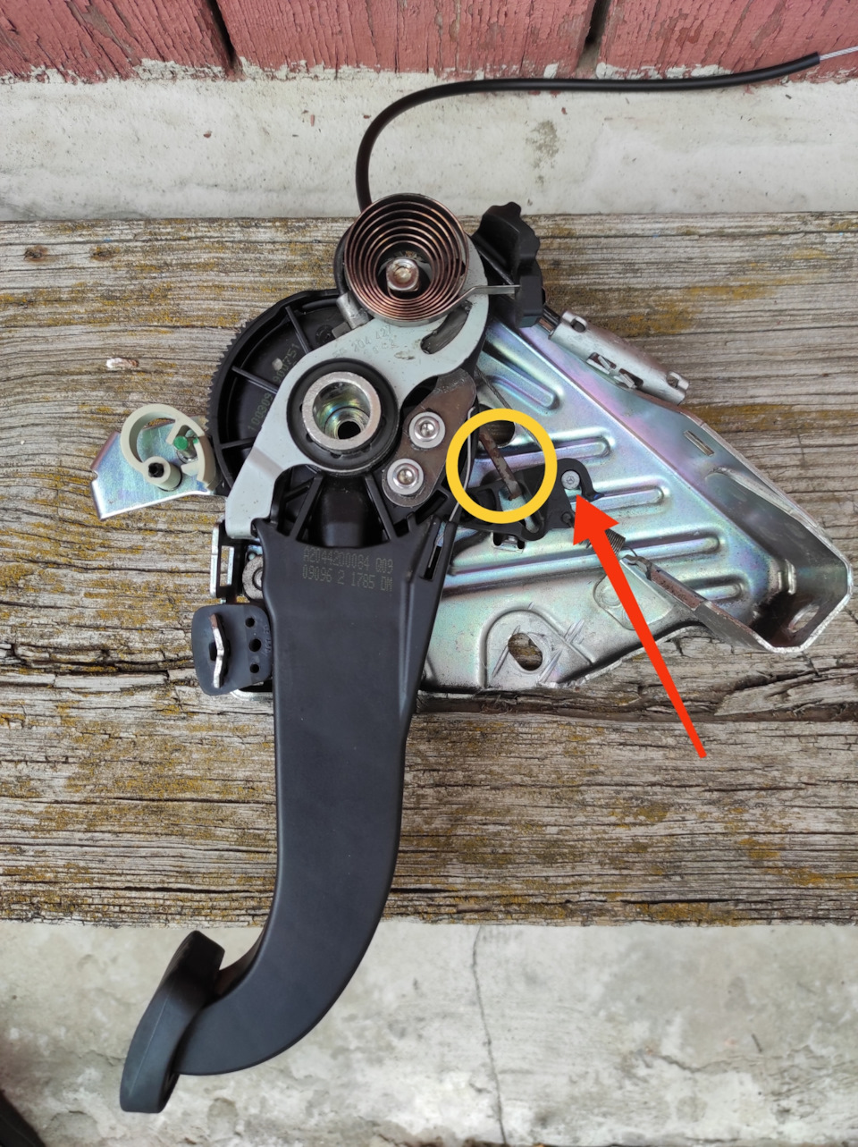 Неисправность педали стояночного тормоза Mercedes-Benz W212, S212, C207 ...