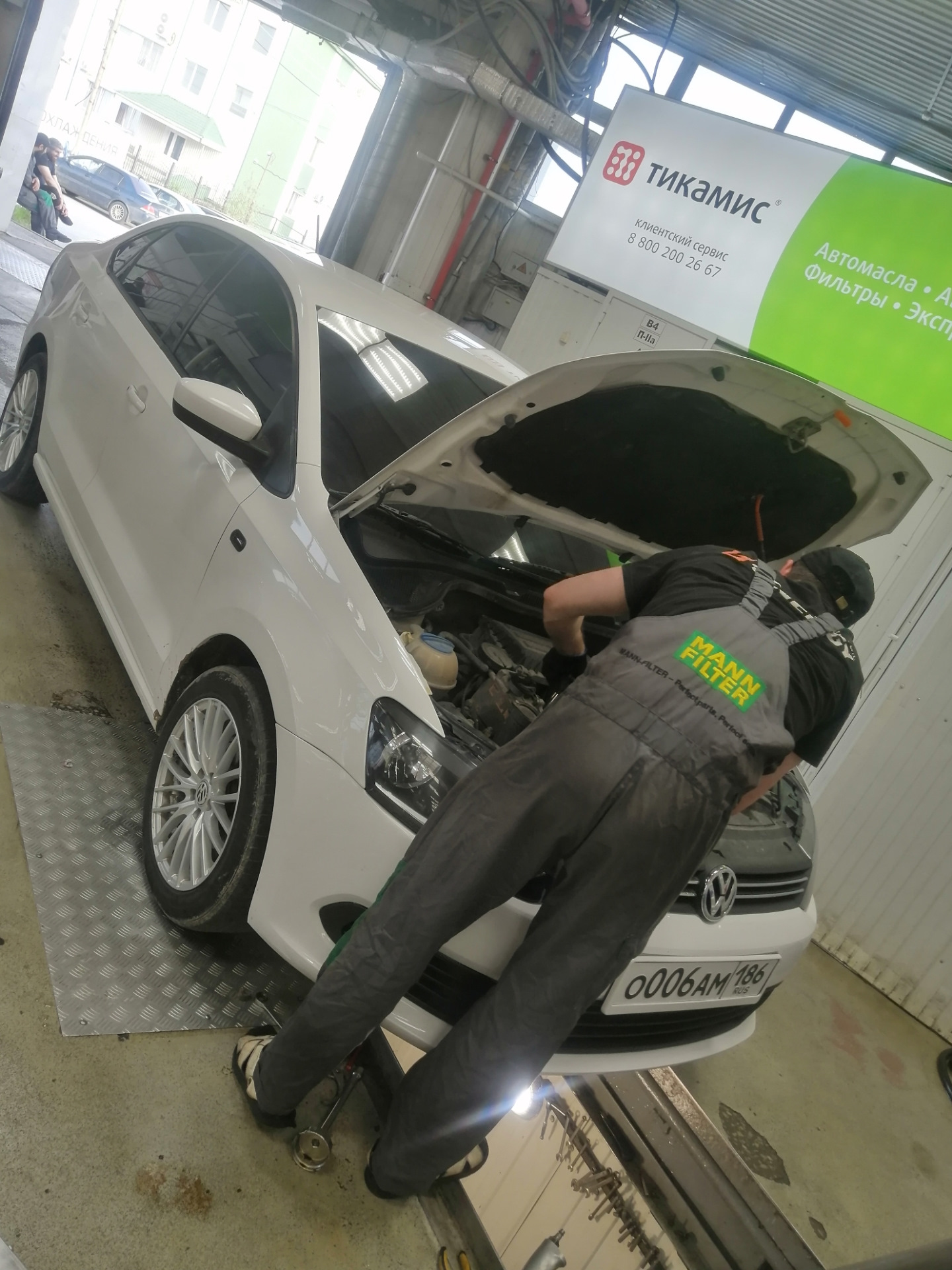 Замена свечей зажигания и смазка катушек зажигания — Volkswagen Polo ...