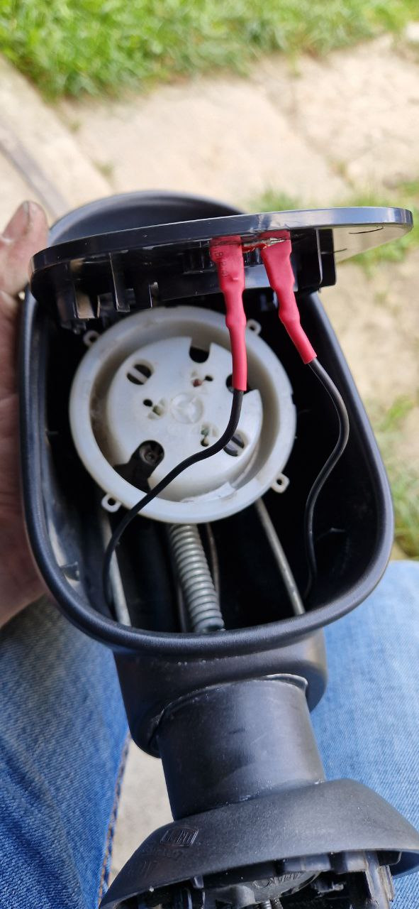 Прокинул провода абы нигде не задевали и не перетерлись — Dacia Logan (1G)