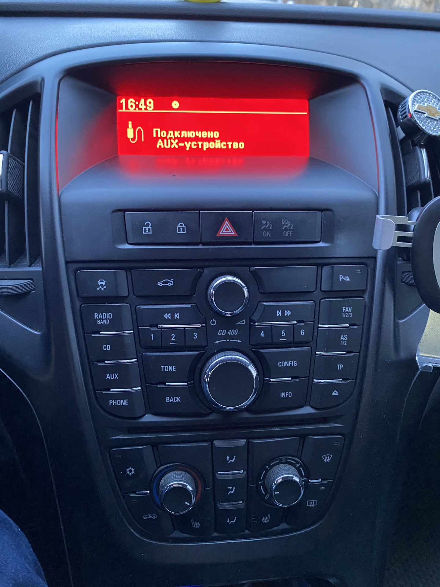 Звук опеля. Дисплей магнитолы Опель комбо. Cd300 врезка Passat b6. Cd300 врезка аукс
