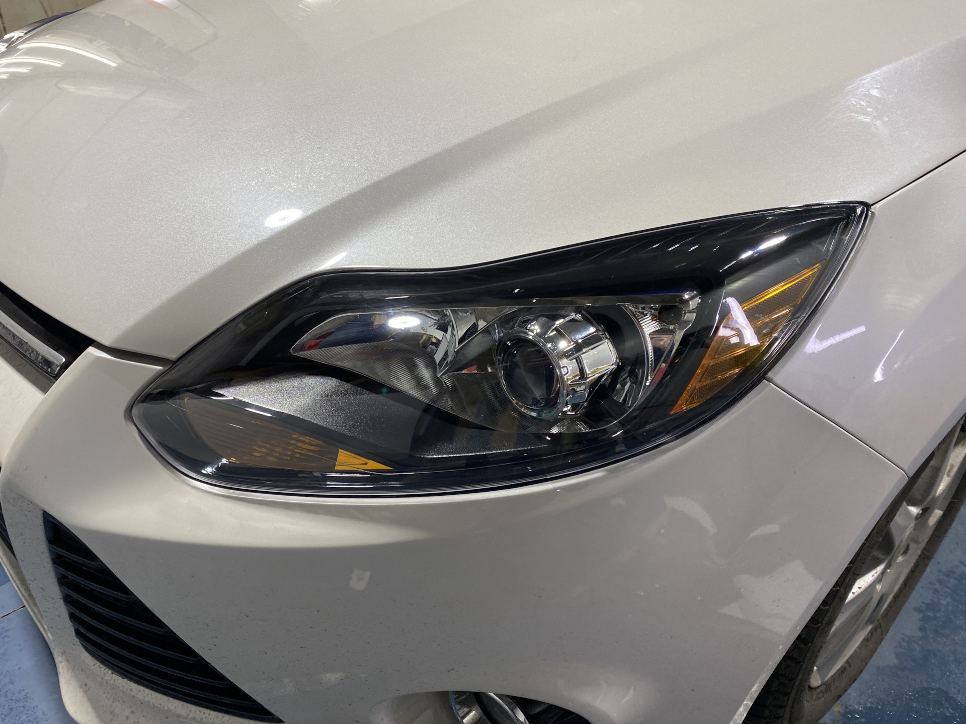 Линзы ford focus 3. Led фары форд фокус 3. Отражатели под линзу форд фокус 3. Лед фары на форд фокус 3. Линзы форд фокус 3 дорестайл.