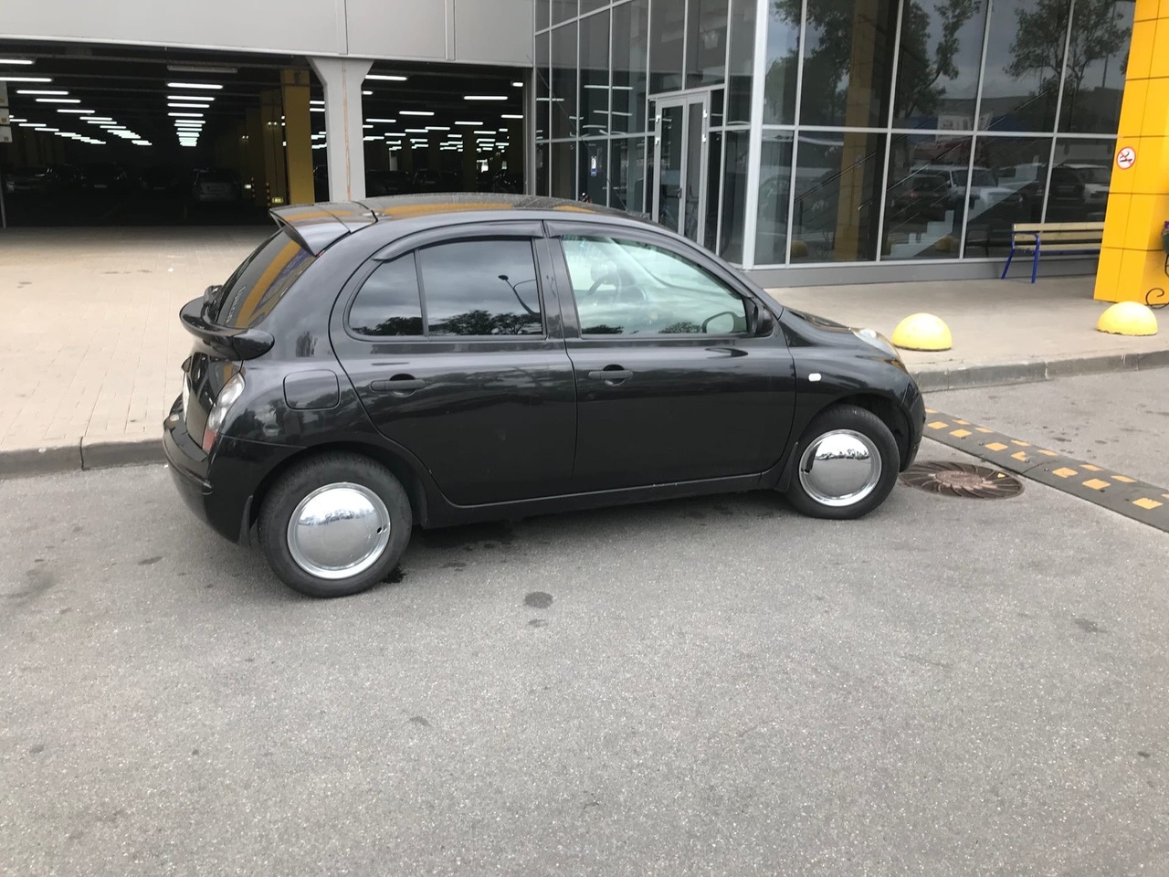 Установка 2-х спойлеров на заднюю дверь — Nissan Micra (K12), 1,2 л ...