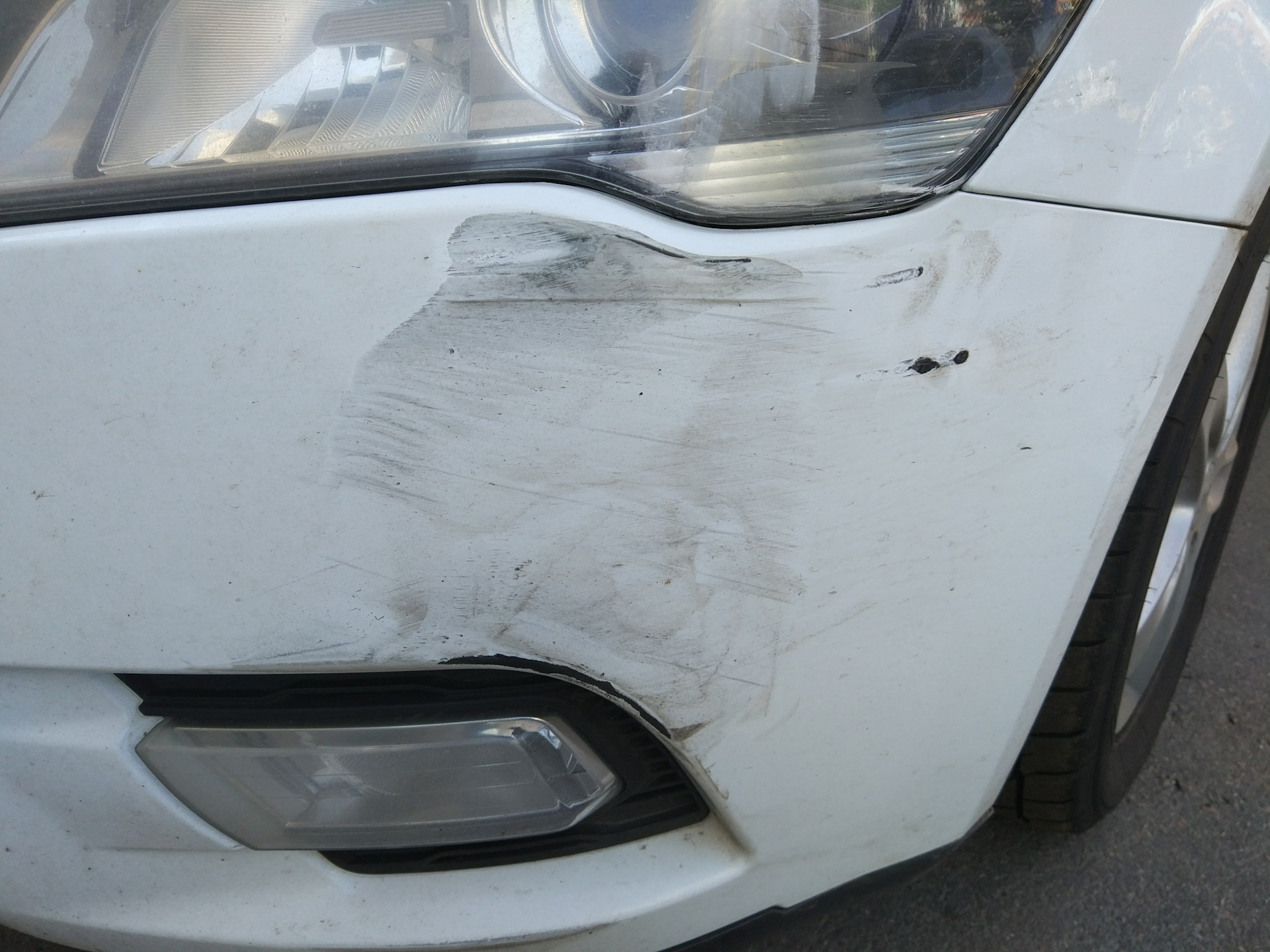 Притерли машину во дворе. Поцарапанная машина. Притерли бампер на парковке и уехали. Царапина на машине зимой. Задел машину и не заметил фото.