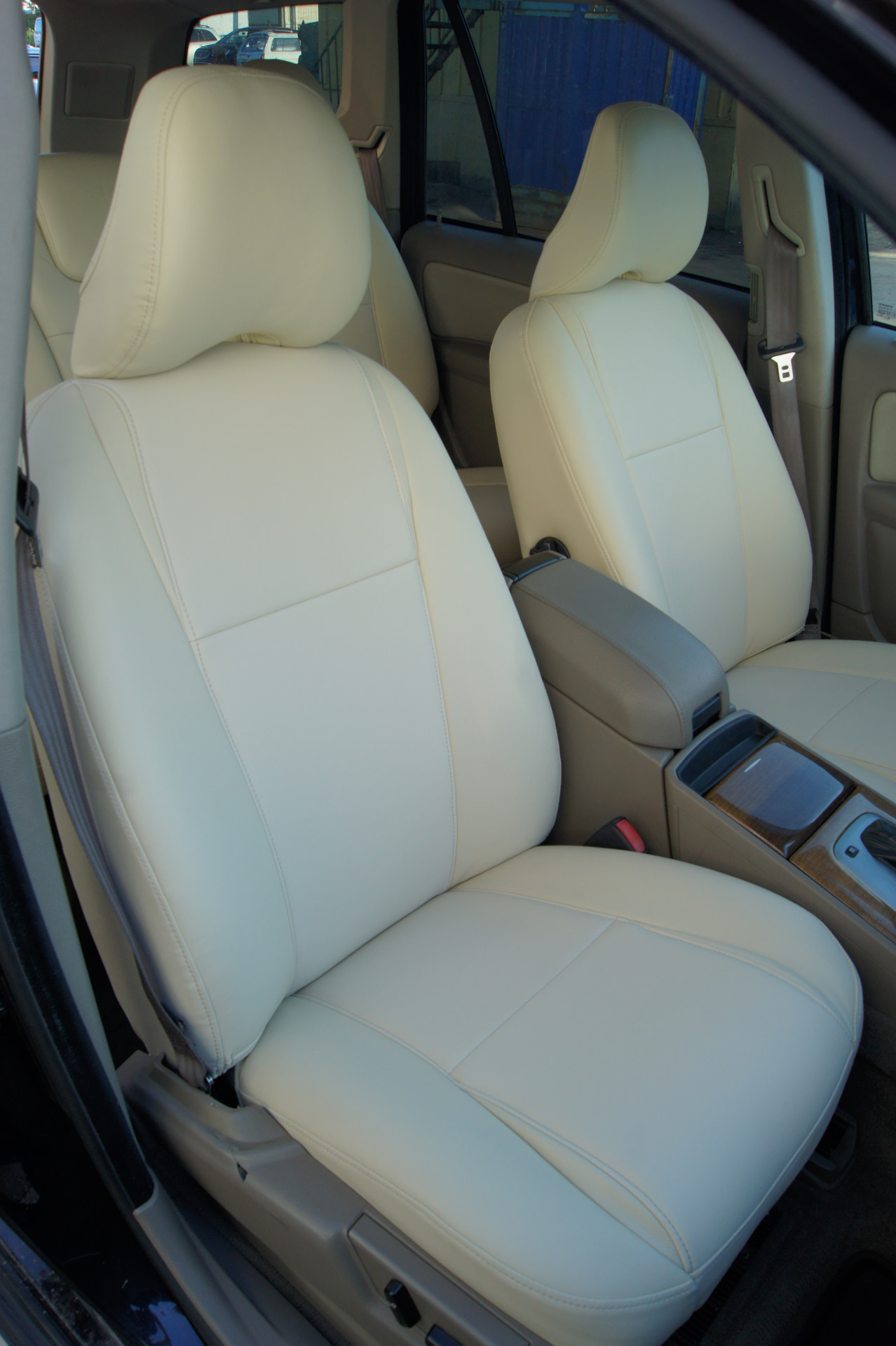 Xc90 сидения r design 2010. Xc90 чехлы. Чехлы на вольво хс90. Чехлы на сиденья volvo xc90. Чехлы алькантара для вольво хс90.
