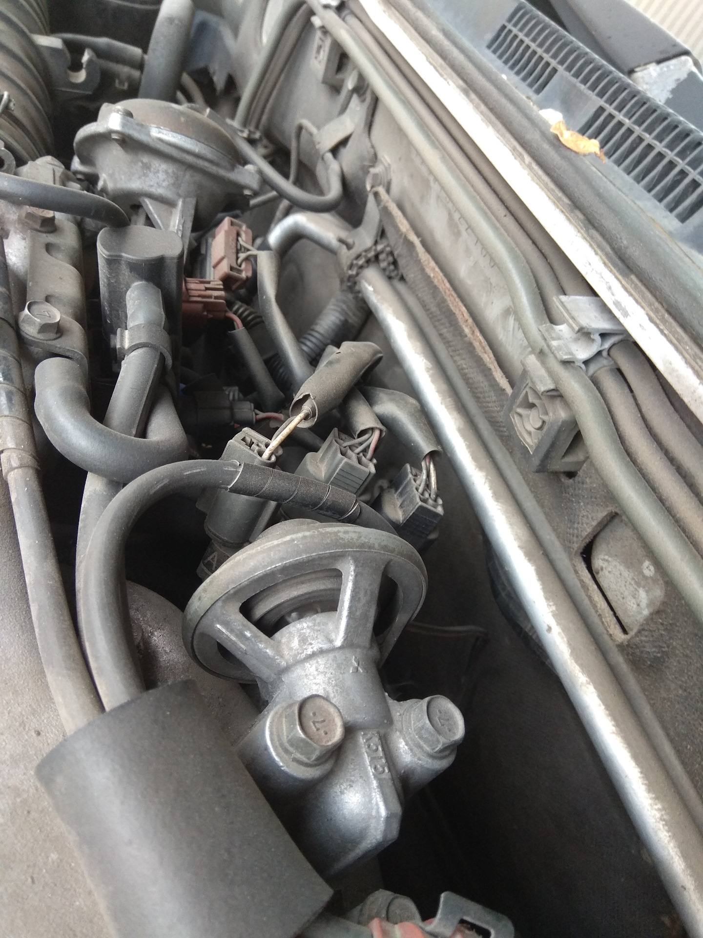 6g72 шланг дроссельной заслонки. Впускной коллектор паджеро 3 3. Подсос воздуха bmw f30. Паджеро подсос воздуха. Ошибка на мицубиси паджеро подсос воздуха.