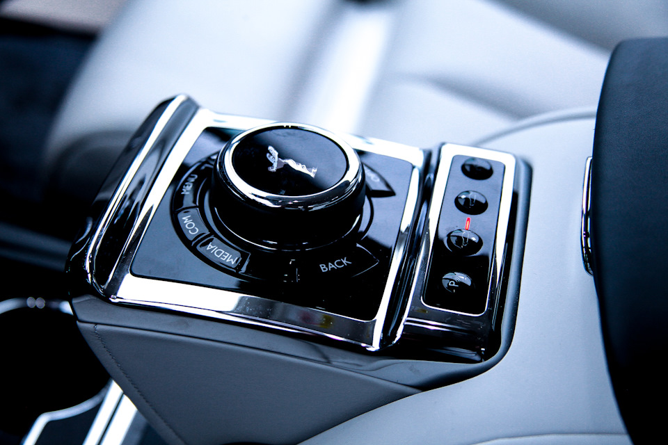 Автомобиль открытые двери rolls royce