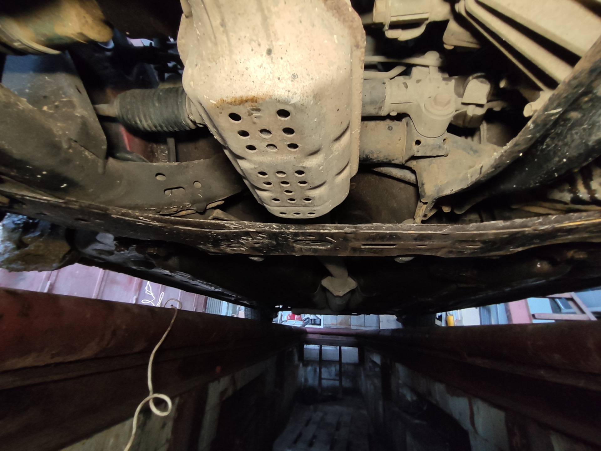 Отломился фланец глушака, вот наверное причина ошибки P0421 — Mazda 323