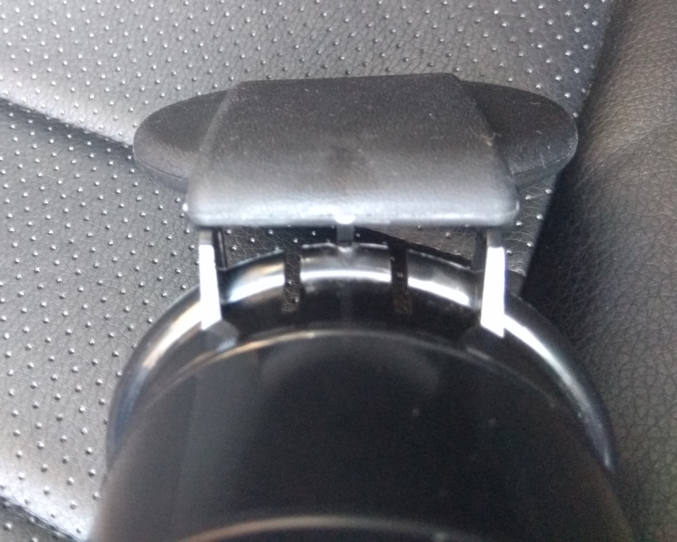 Пепельница и течь бачка омывателя — Lada Приора седан, 1,6 л, 2014 года ...