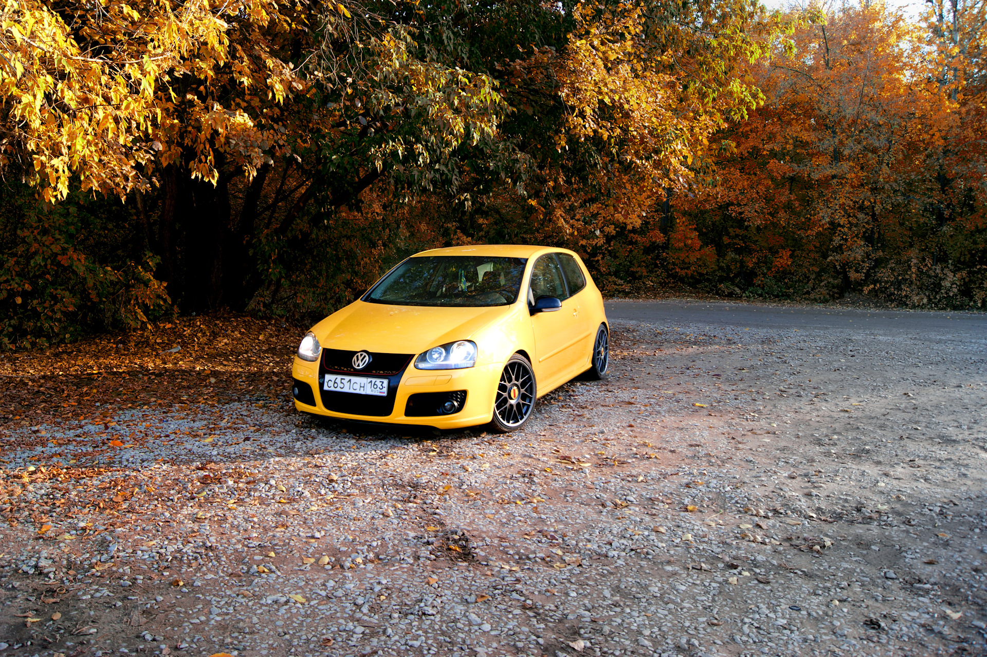 Yellow 2. Volkswagen Golf желтый. Желтый гольф 5. Желтый гольф погоня. Гольфы машины желтый.