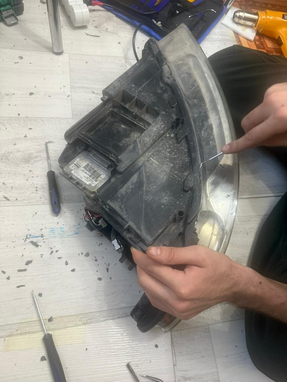 Греть надо по кругу фару и ковырять удалить верхний наружный герметик затем ковырялкой уже во внутрь фар пройти — Audi Q7 (1G)