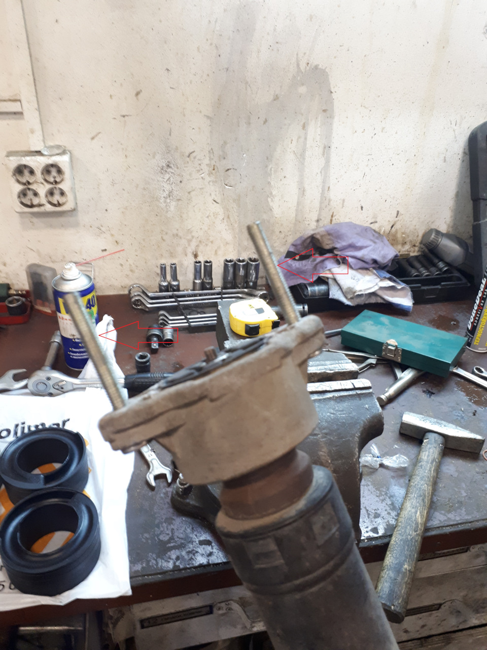 Krok 16: Tył: wyjęcie amortyzatora z samochodu. — Mercedes W204