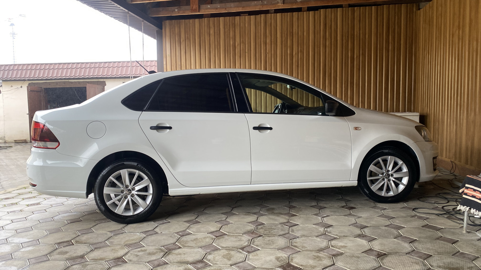 Volkswagen Polo Sedan 1.6 бензиновый 2019 | Белый на DRIVE2