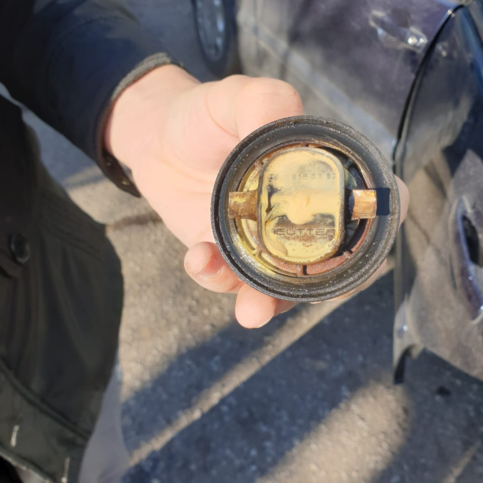 Подскажите что это за налет на масло заливной крышке. — Mercedes-Benz E ...