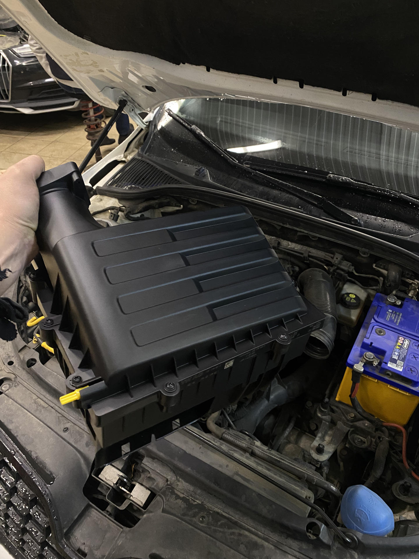 Крышка двигателя и корпус воздушного фильтра — Skoda Octavia A7 Mk3, 1 ...
