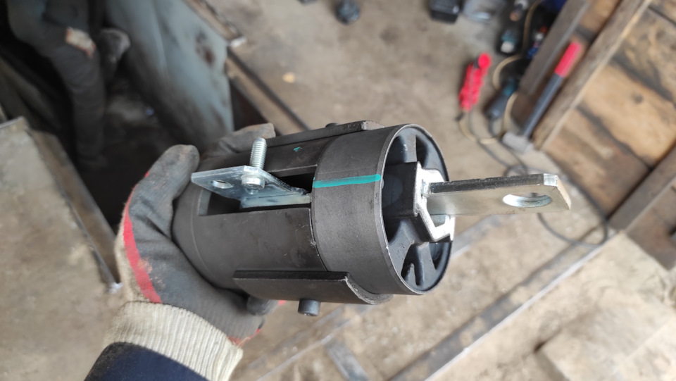 Новый сайлентблок готов к установке. — Volvo S80 (2G)