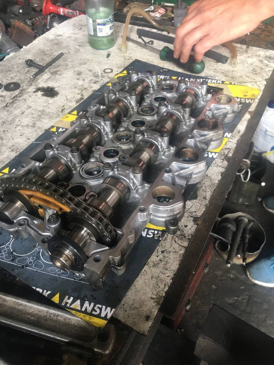 Механик использует стетоскоп для диагностики двигателя