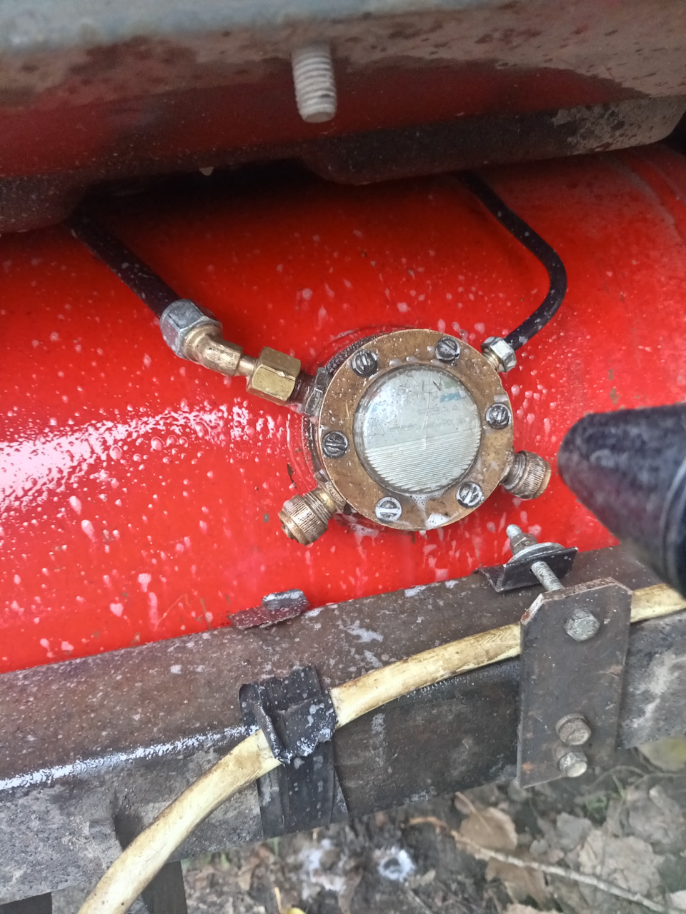 И с другой, за одно проверил на утечку — Lada 2120 Надежда