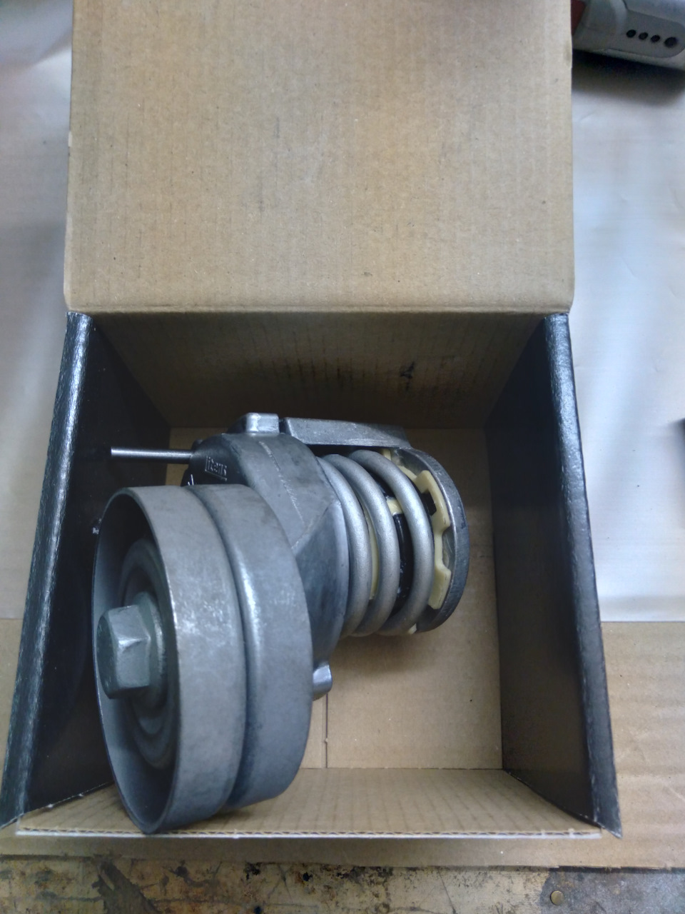 Натяжной ролик в сборе с натяжителем — Volkswagen Polo Sedan