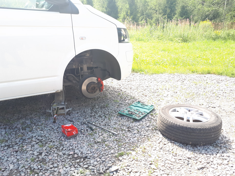 Замена передних колодок — Volkswagen Transporter T5, 2 л, 2010 года ...