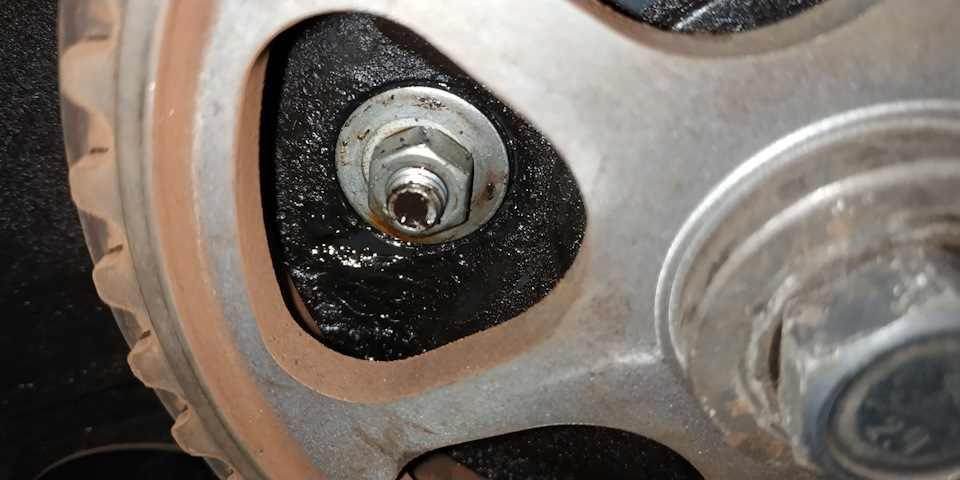 со Шпильки сочилось масло — Lada Granta