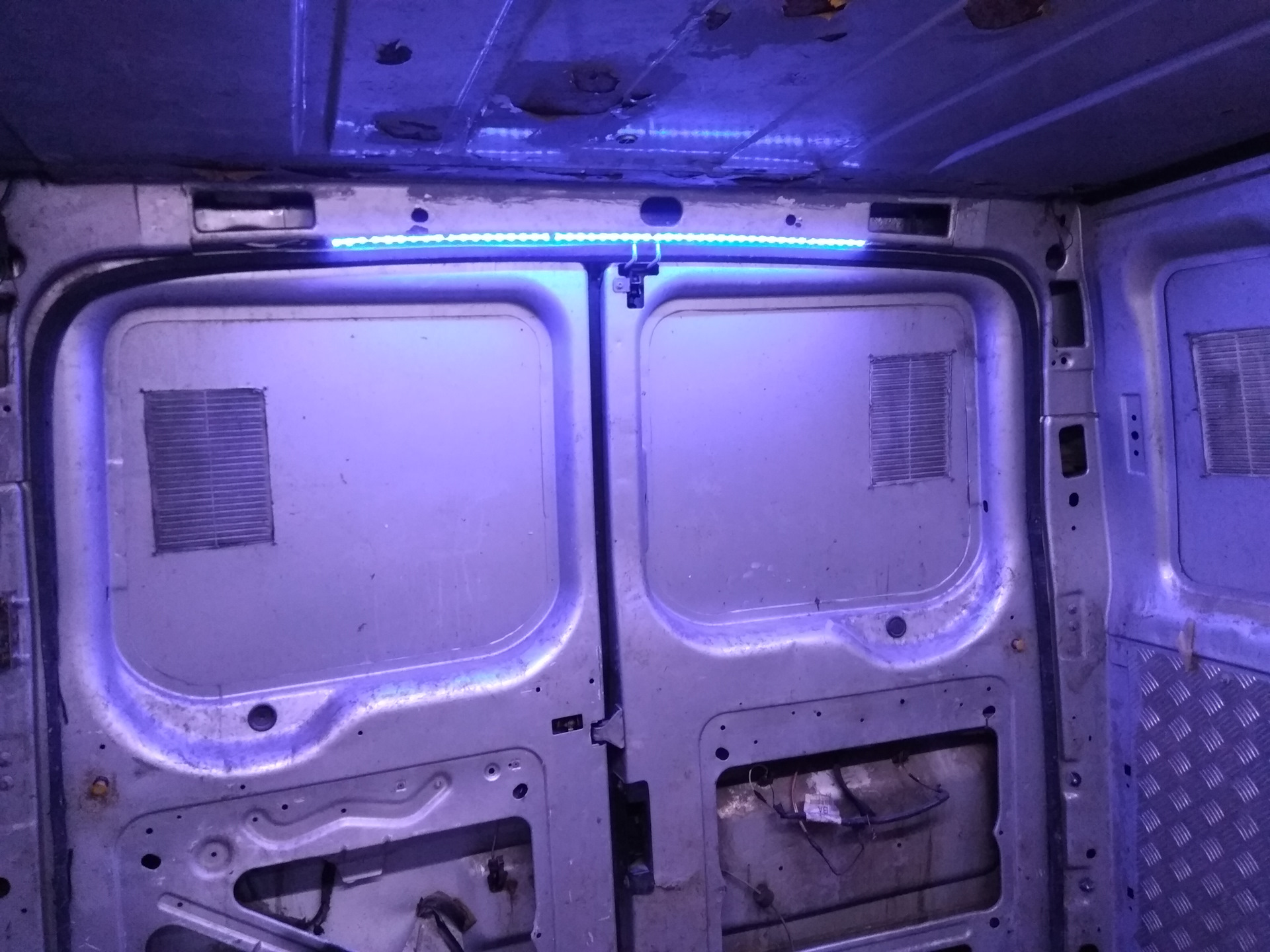 Что было внутри фургона кракен на арбате. Шумоизоляция фургона Форд Транзит. Диодное освещение фургона Форд Транзит 2018. Фургон изнутри. Подсветка фургона внутри.