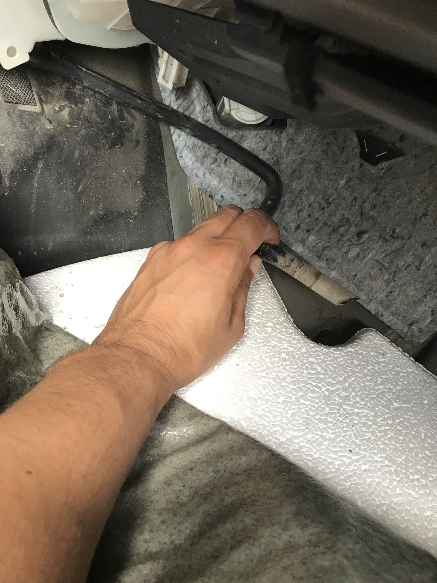 Протекание крыши прадо 159. Мокрый ковролин приора. Вода в салоне гранта. Приора мокрый задний пассажирский коврик. Пассат б6 вода в салоне.