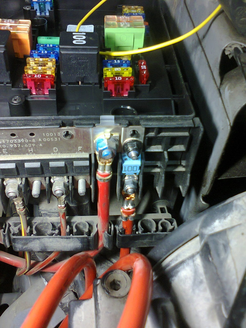 Шкода клемма 30. Клемма 30 туарег. Гольф 4 клеммная коробка акб. 5 дизель. Гольф 4 клеммная коробка акб.