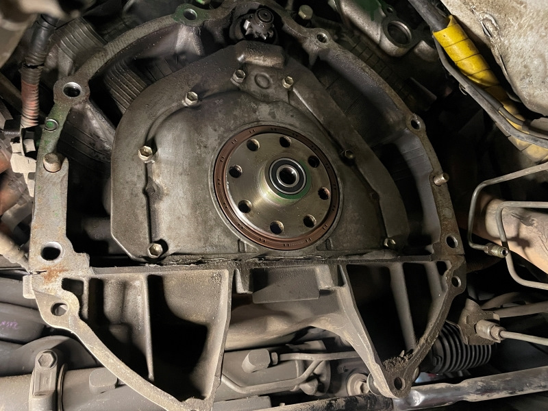 Перед установкой коробки обязательно меняем сальник. Устанавливаем подшипник в коленвал, в который заходит первичный вал коробки. Размеры подшипника 32х15. — Toyota Altezza